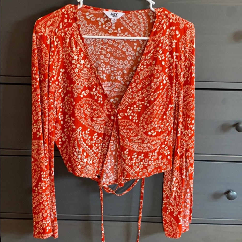 South moon under Crop red flower shirt